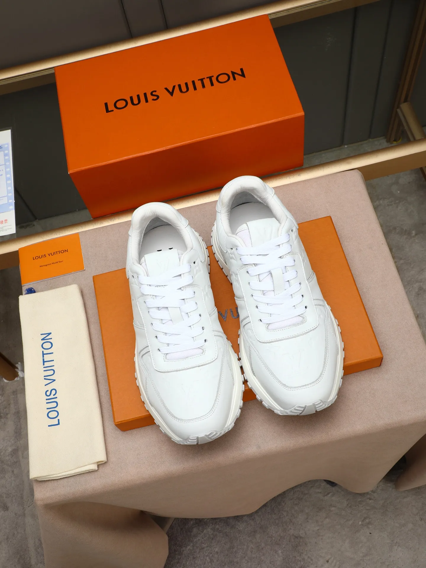 Men's Shoes 💰660 L The Run Away Maxi sneaker debuts in the 2025 collection and continues the iconic design of the Run Away sneaker. The smooth cowhide leather upper features contrasting LV lettering and Vuitton logos, and a lightweight rubber wedge outsole evokes running shoe construction. High level of comfort. Looks good, wears well and matches well. Worth buying! 7 color selection size: 39-44 (45 customized)